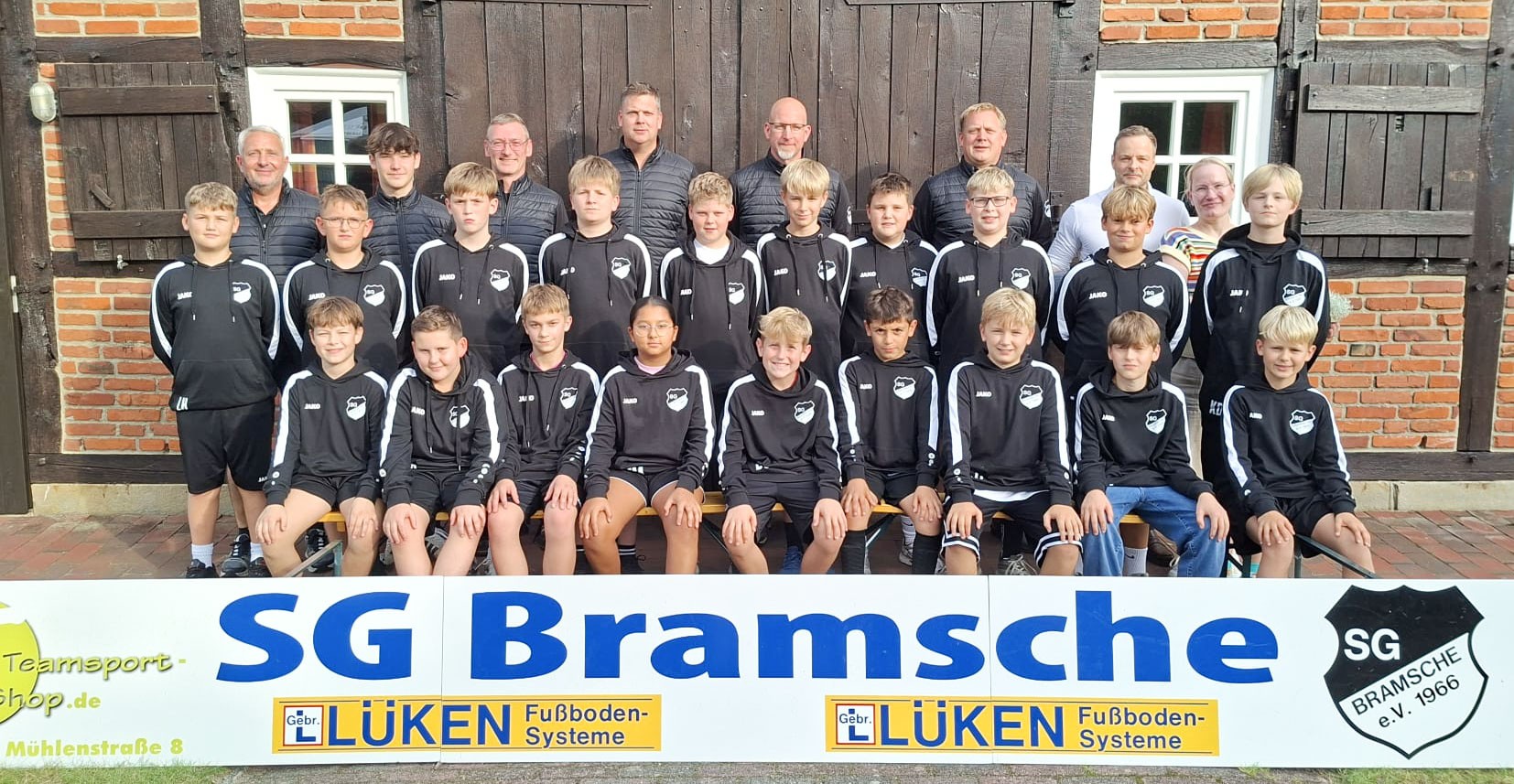 Unsere Kanzlei ist Trikotsponsor: Den Bramscher Fußballkids haben wir Hoodies gesponsort.